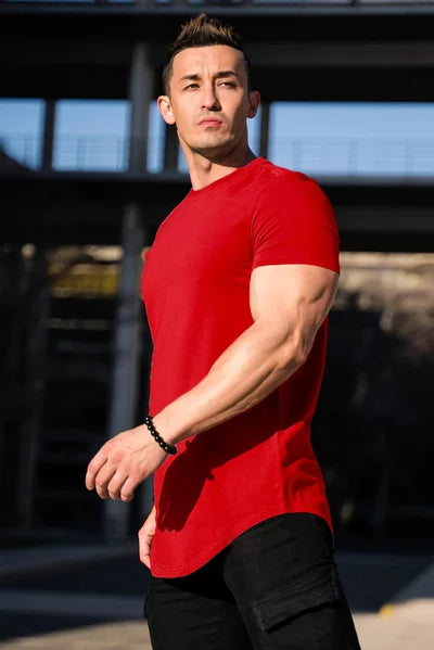 Ein Mann trägt Rot Essential T-Shirt mit tiefem Schnitt