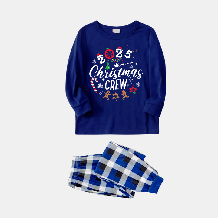 Drune | Paar passende Pyjamas mit dem Text "2025 Christmas Crew" und einem Weihnachtmuster gedruckt