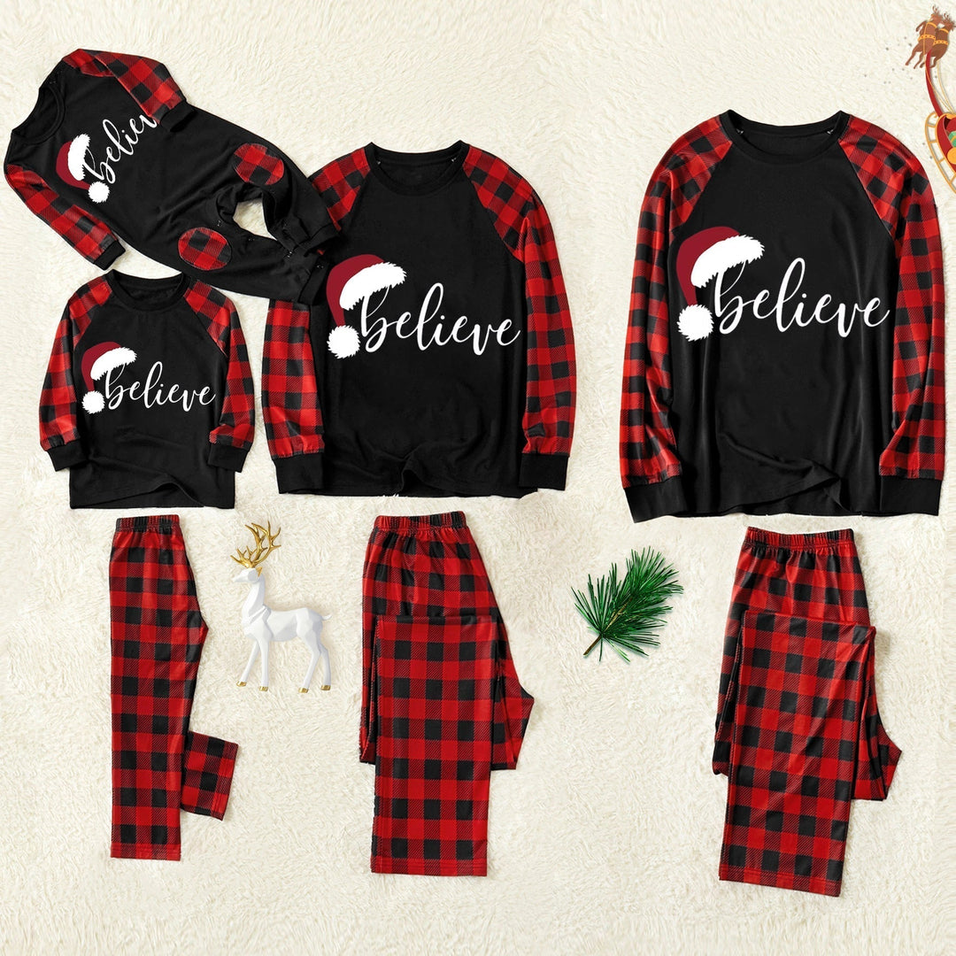 Drune | Weihnachtsmütze und 'Believe' Buchstaben Druck Muster Kontrast Schwarz Top und Schwarz & Rot Karierte Hose Familien passende Schlafanzug Set
