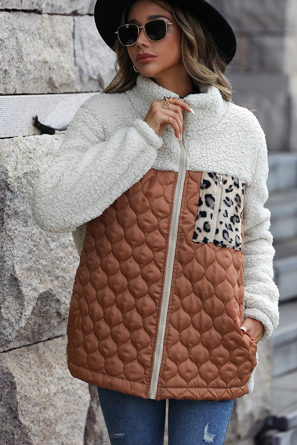 Drune | Zip-Jacke mit Stehkragen aus Sherpa mit Leoparden-Patches