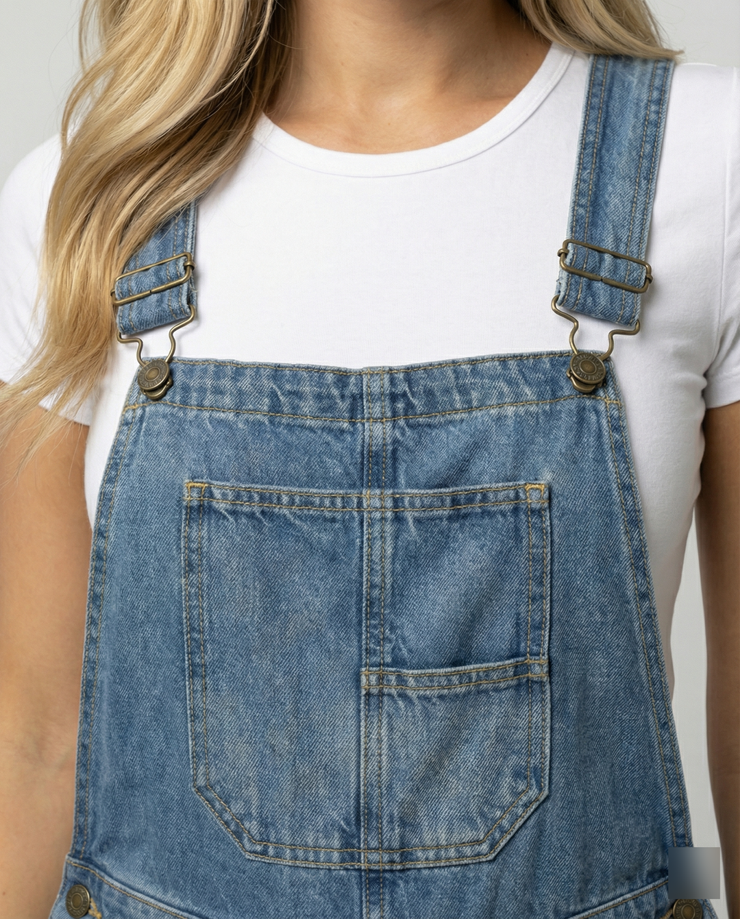Damen Jeans Latzhose mit weitem Bein und urbanem Design