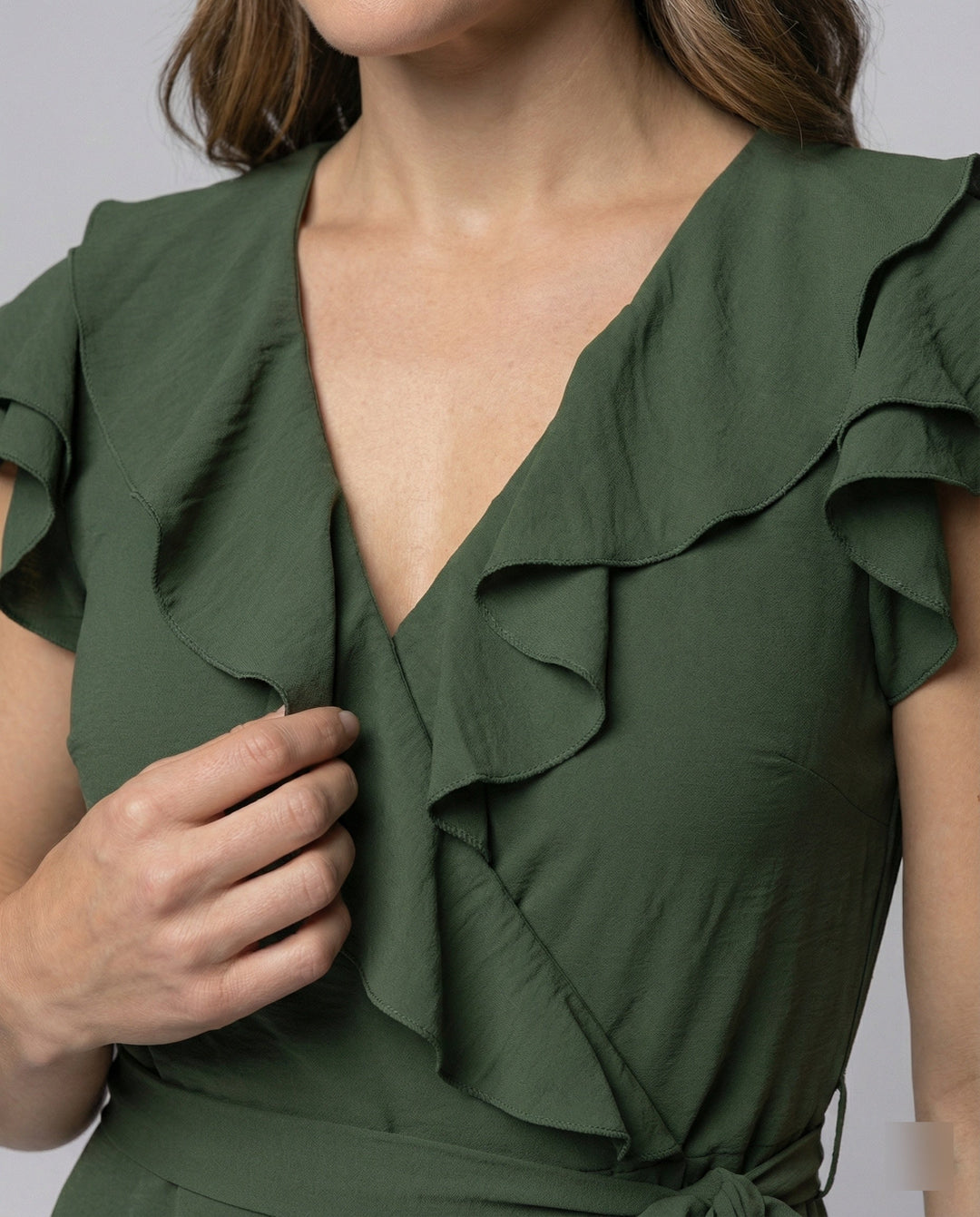 Damen Wickelkleid mit voluminösen Rüschendetails und Taillengürtel Drune