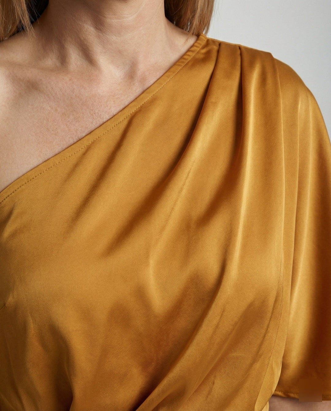 Elegantes Abendkleid lang aus Satin mit Schlitz