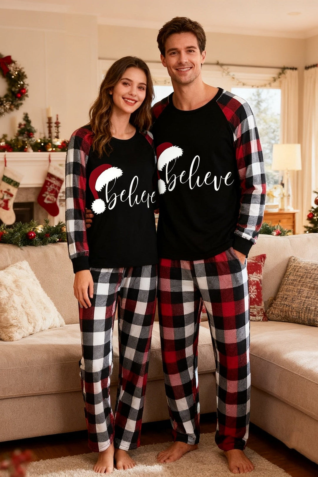 Drune | Paar Rot & Schwarz & Weiß Kariertes Pyjama Set Mit Weihnachtsmütze und „Believe“ Buchstaben Druck