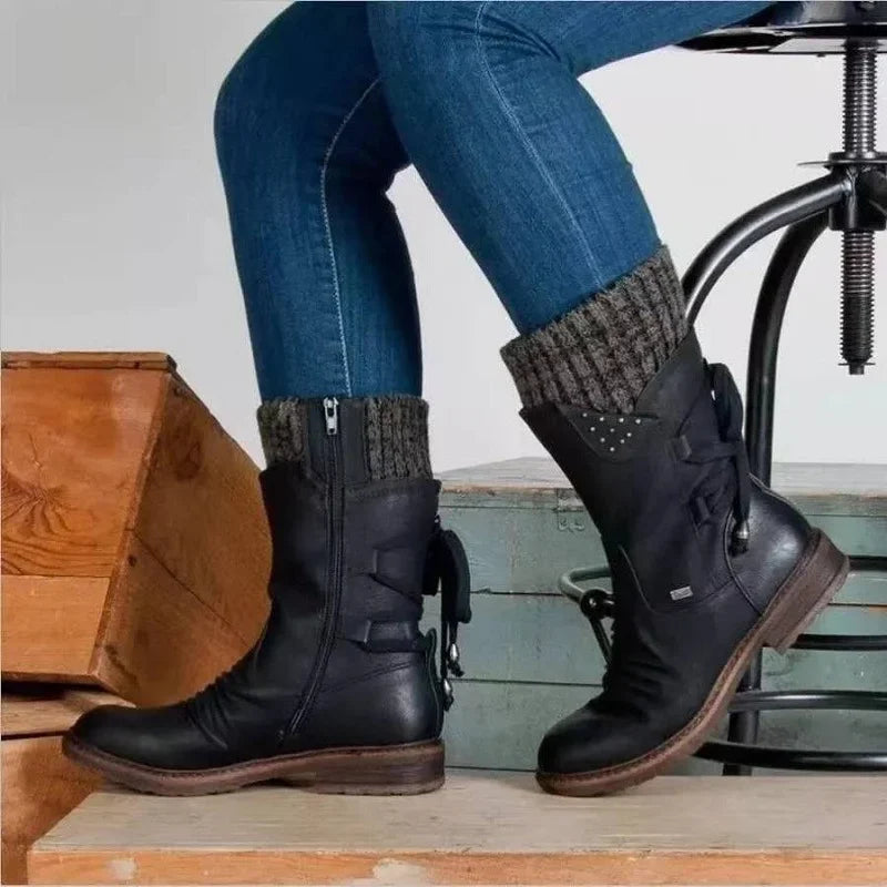 Drune | Stiefeletten Strickbündchen Nieten Seitendetail Schnürelement Hinten