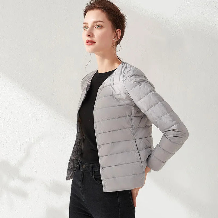 Drune | Leichte, kragenlose und figurbetonende Damen-Daunenjacke