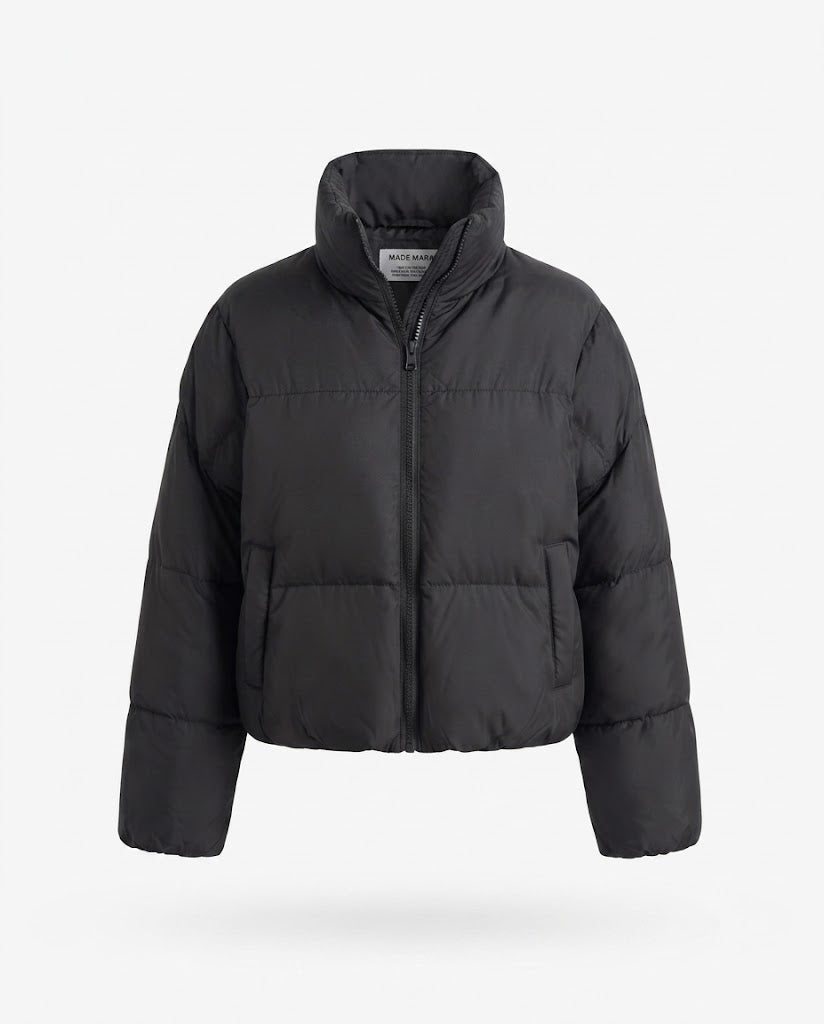 Damen kurze gepolsterte boxy Pufferjacke mit zweilagigem Stehkragen und verdecktem Reißverschluss.