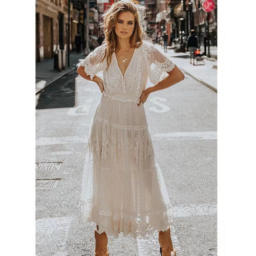 Drune | Weißes Spitzen-Maxikleid mit Kurzen Ärmeln und Spitzem Ausschnitt