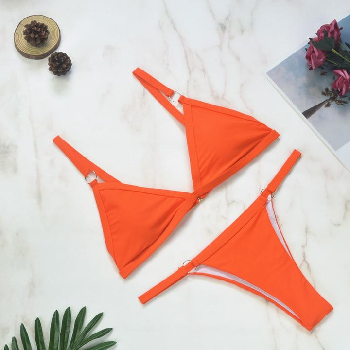 Drune Zweiteiliger Bikini-Badeanzug mit goldfarbigen Metallringen und dreieckigen Körbchen