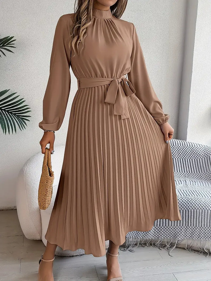 Drune | Schlichtes Kleid mit Stehkragen und Plissiertem Gürtel