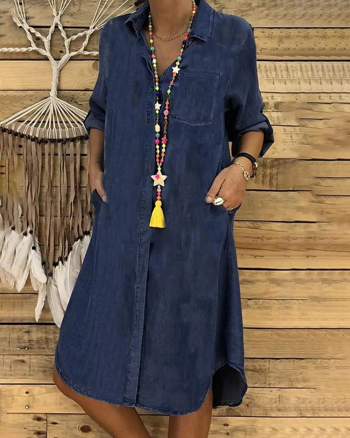 Drune | Jeans Midi-Kleid mit Umgeschlagenen Ärmeln und Brusttasche.