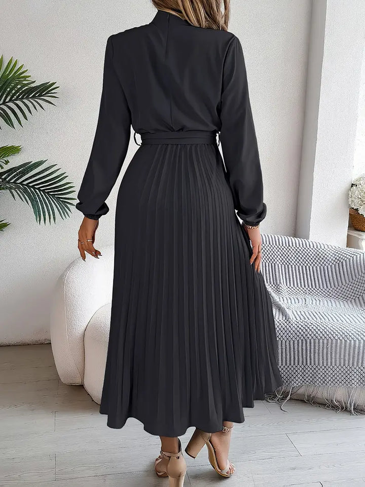Drune | Schlichtes Kleid mit Stehkragen und Plissiertem Gürtel