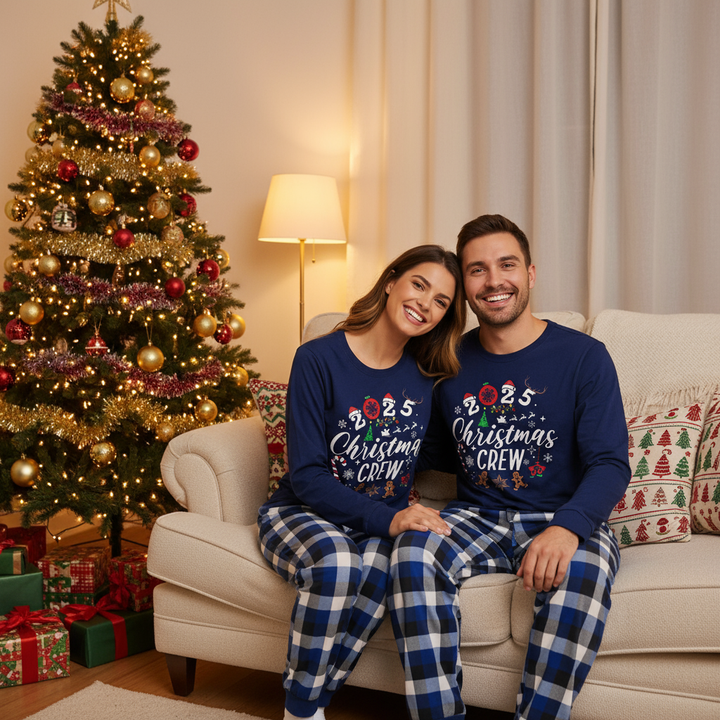 Drune | Paar passende Pyjamas mit dem Text "2025 Christmas Crew" und einem Weihnachtmuster gedruckt