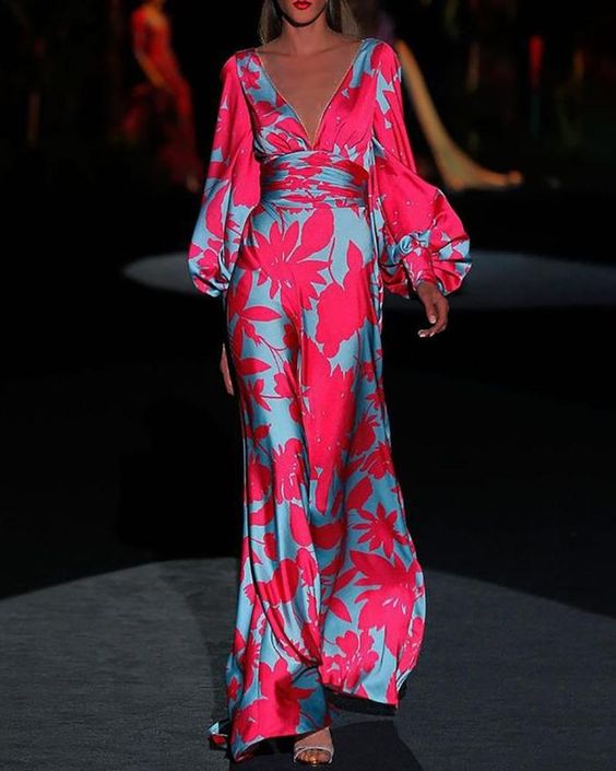 Modisches Kleid mit V-Ausschnitt