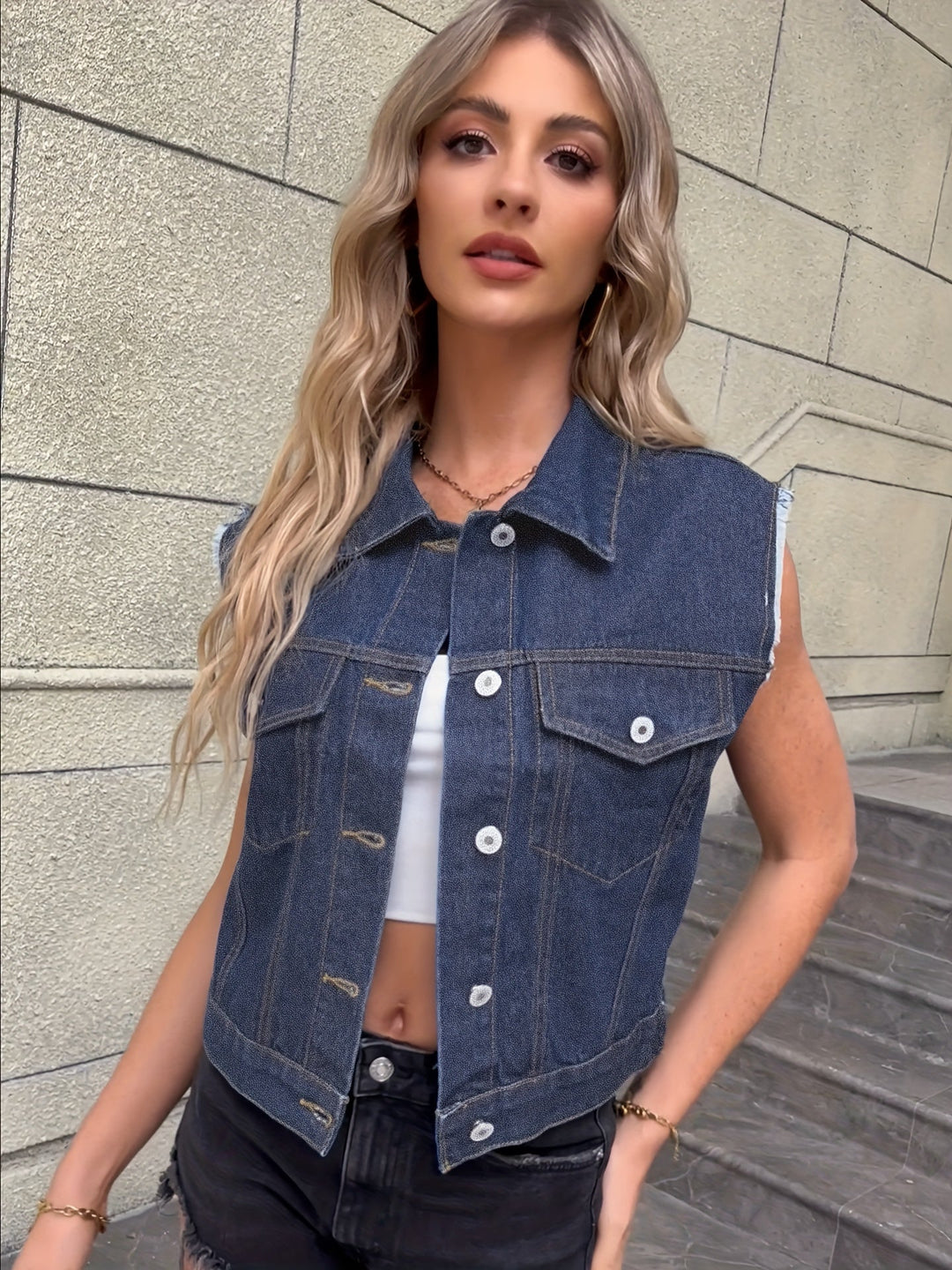 Ärmellose Jeansjacke mit Pattentaschen