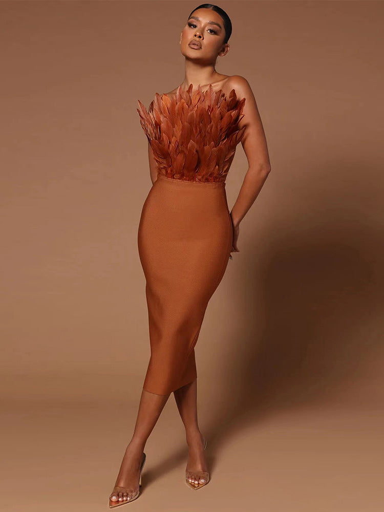 Drune Damenkleid mit Taillenbetonung und Federverzierung