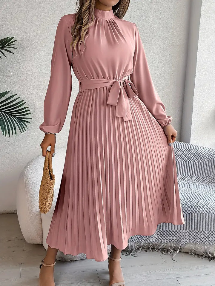 Drune | Schlichtes Kleid mit Stehkragen und Plissiertem Gürtel