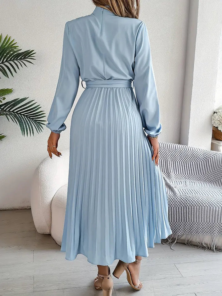 Drune | Schlichtes Kleid mit Stehkragen und Plissiertem Gürtel
