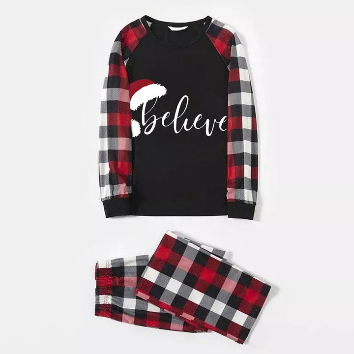 Drune | Weihnachtsmütze und 'Believe' Buchstabenprint gemusterte Karo-Ärmel Kontrastoberteile und rote & schwarze & weiße Karohosen Familien-Pyjama-Set mit Hundebandana