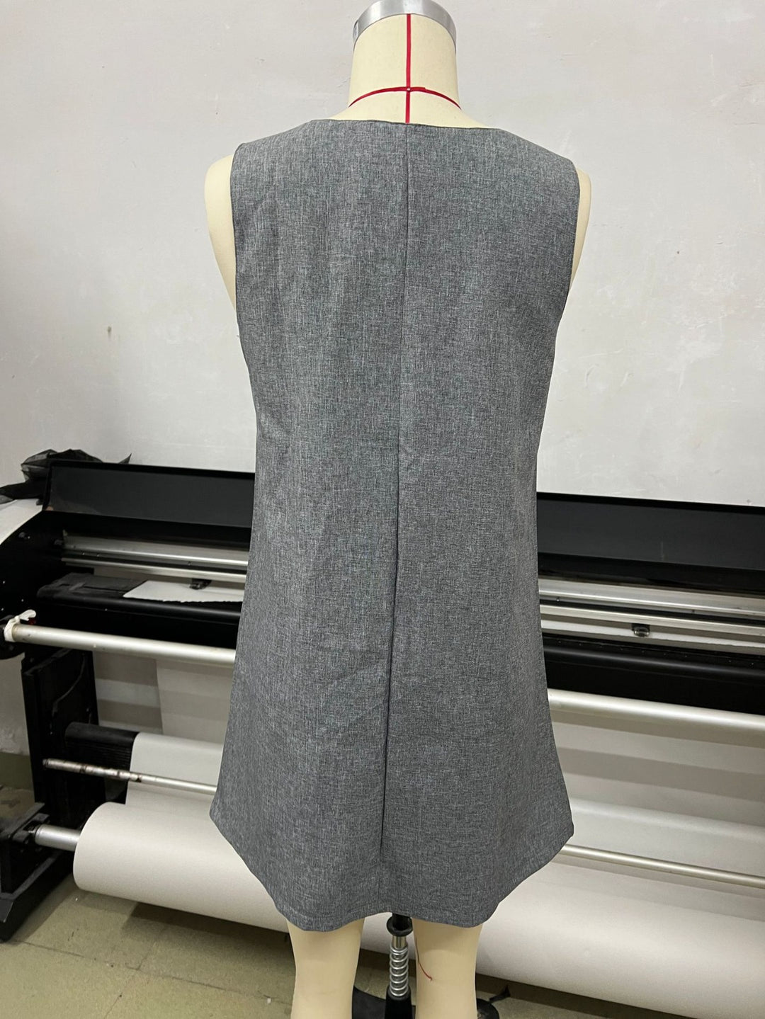 Drune | Ärmelloses Kleid mit Rundhalsausschnitt und Weste mit Knöpfen