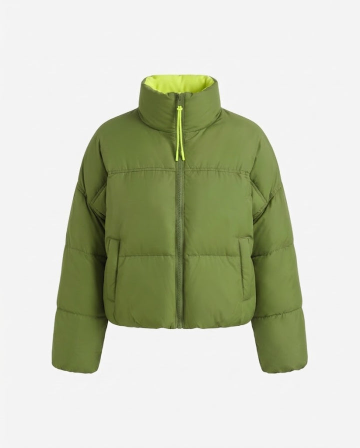 Damen kurze gepolsterte boxy Pufferjacke mit zweilagigem Stehkragen und verdecktem Reißverschluss.