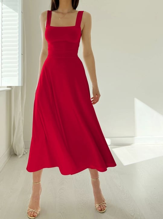 Frau im Rot Kleid mit breiten Trägern