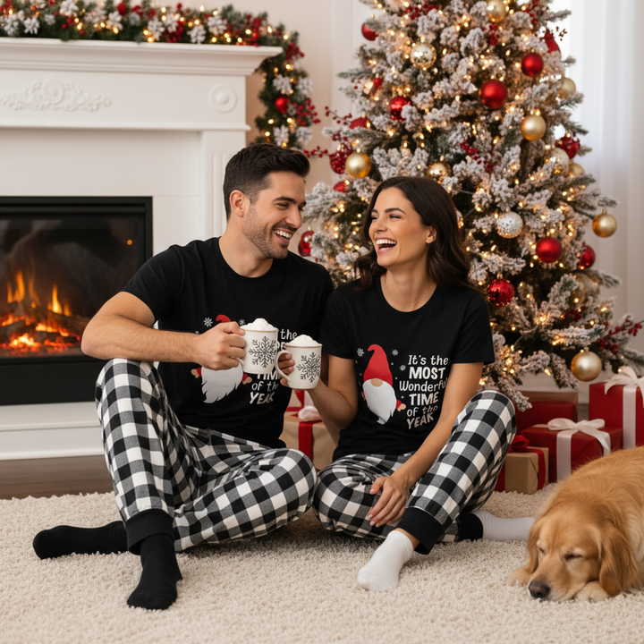 Drune | Paar Schwarz-Weiß Karierte Kurzarm Weihnachts-Pyjama Set mit Gnom und Weihnachtsmann Zitaten