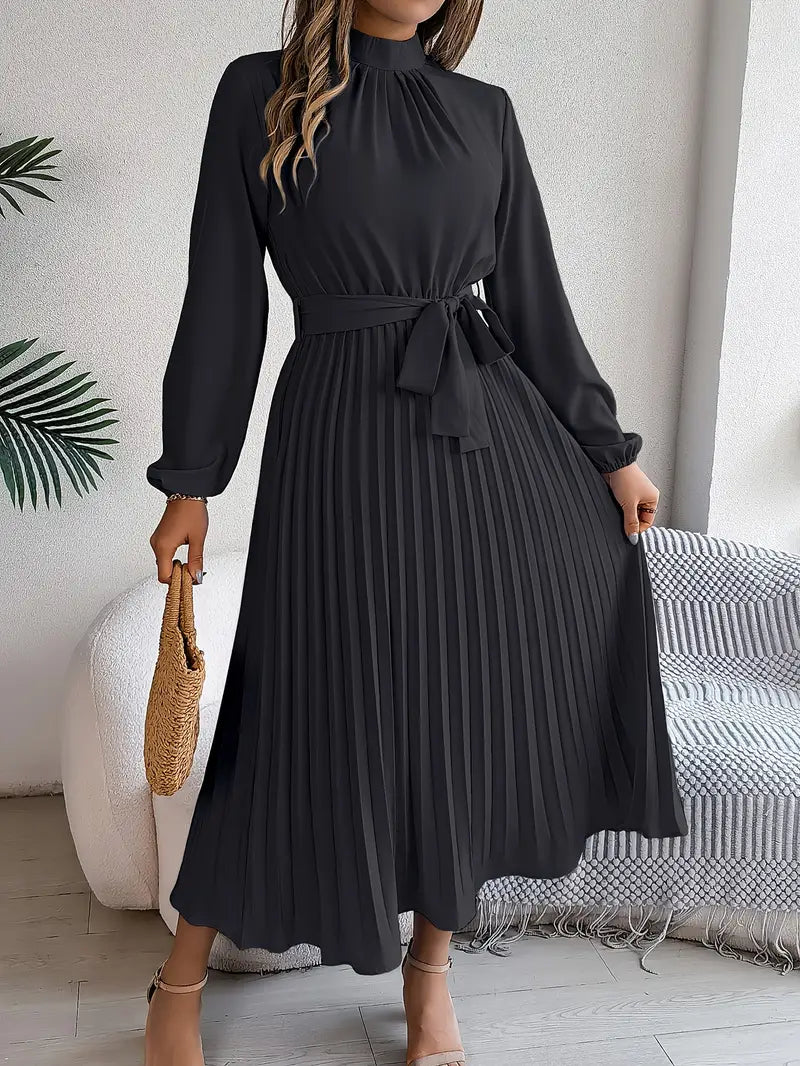 Drune | Schlichtes Kleid mit Stehkragen und Plissiertem Gürtel
