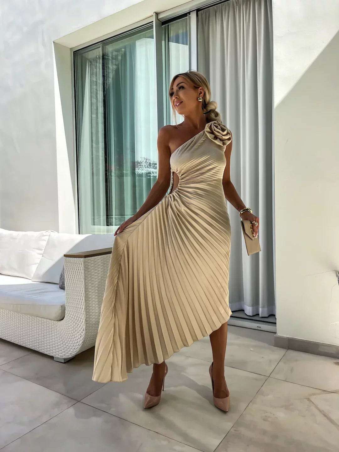 Drune | Ein Schulter Kleid Faltenrock Blumenverzierung Abendliche Eleganz