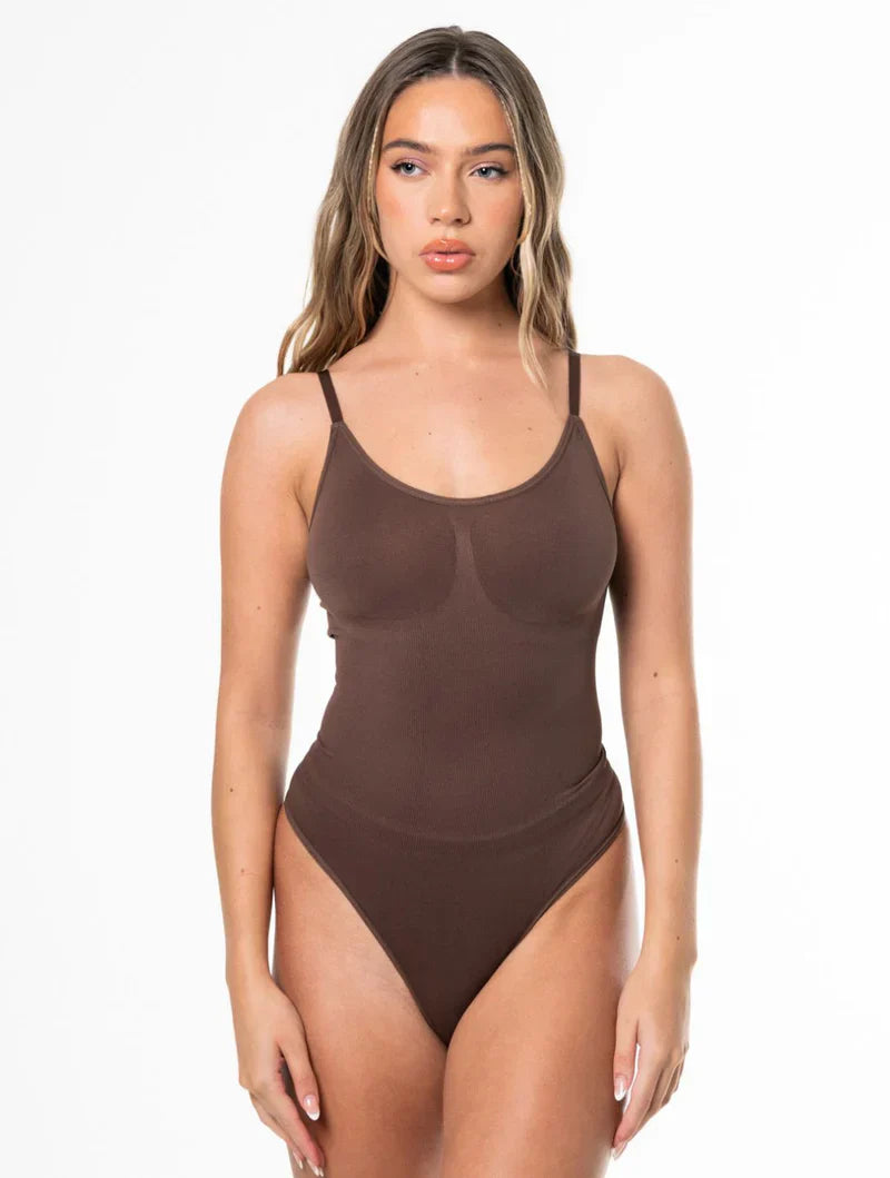 Frau trägt einen Shapewear-Body auf weißem Hintergrund