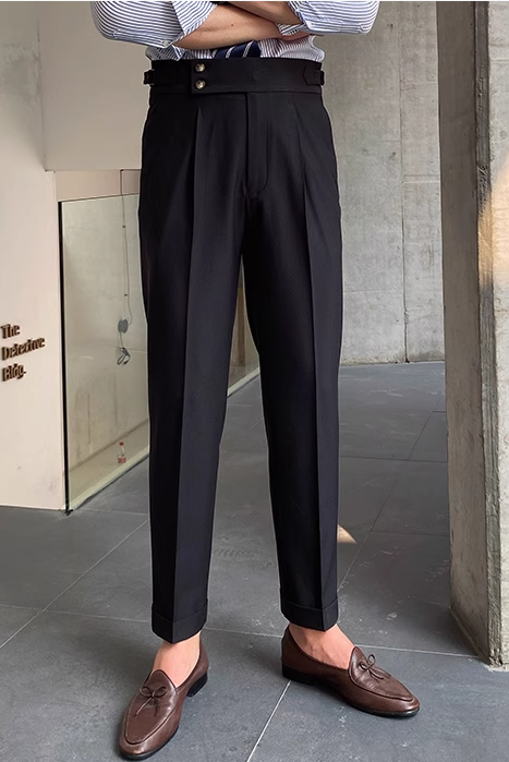 Drune - Klassische Faltenhose mit Gürtelschlaufen