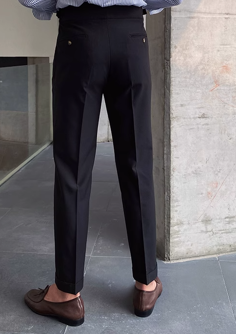 Drune - Klassische Faltenhose mit Gürtelschlaufen