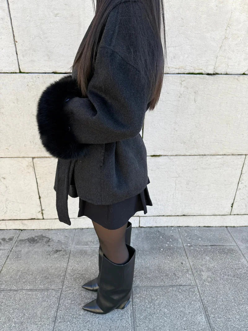Drune | Wollmantel mit Gürtel und Kunstfellmanschetten Elegante Kurze Wickeljacke