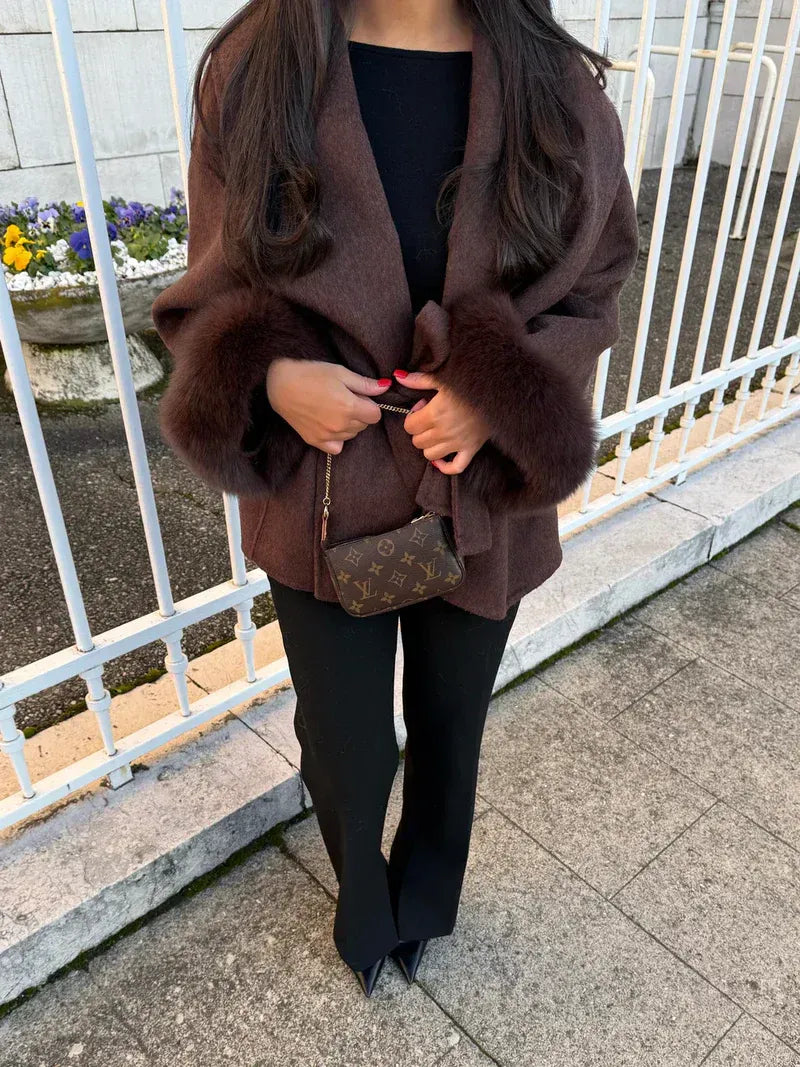 Drune | Wollmantel mit Gürtel und Kunstfellmanschetten Elegante Kurze Wickeljacke