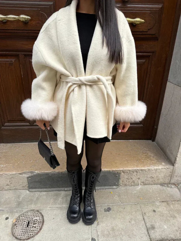 Drune | Wollmantel mit Gürtel und Kunstfellmanschetten Elegante Kurze Wickeljacke