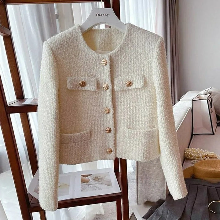 Drune | Kurze Damenjacke aus Bouclestoff mit klassischem Design und Schmuckknöpfen