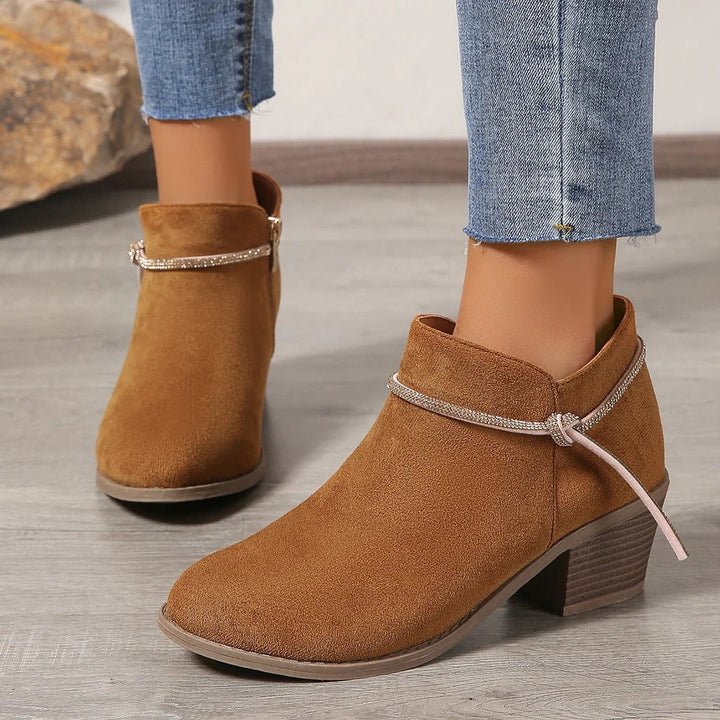 Drune | Stiefeletten Wildleder Touch Dekoratives Ketten Detail Blockabsatz Reißverschlussverschluss