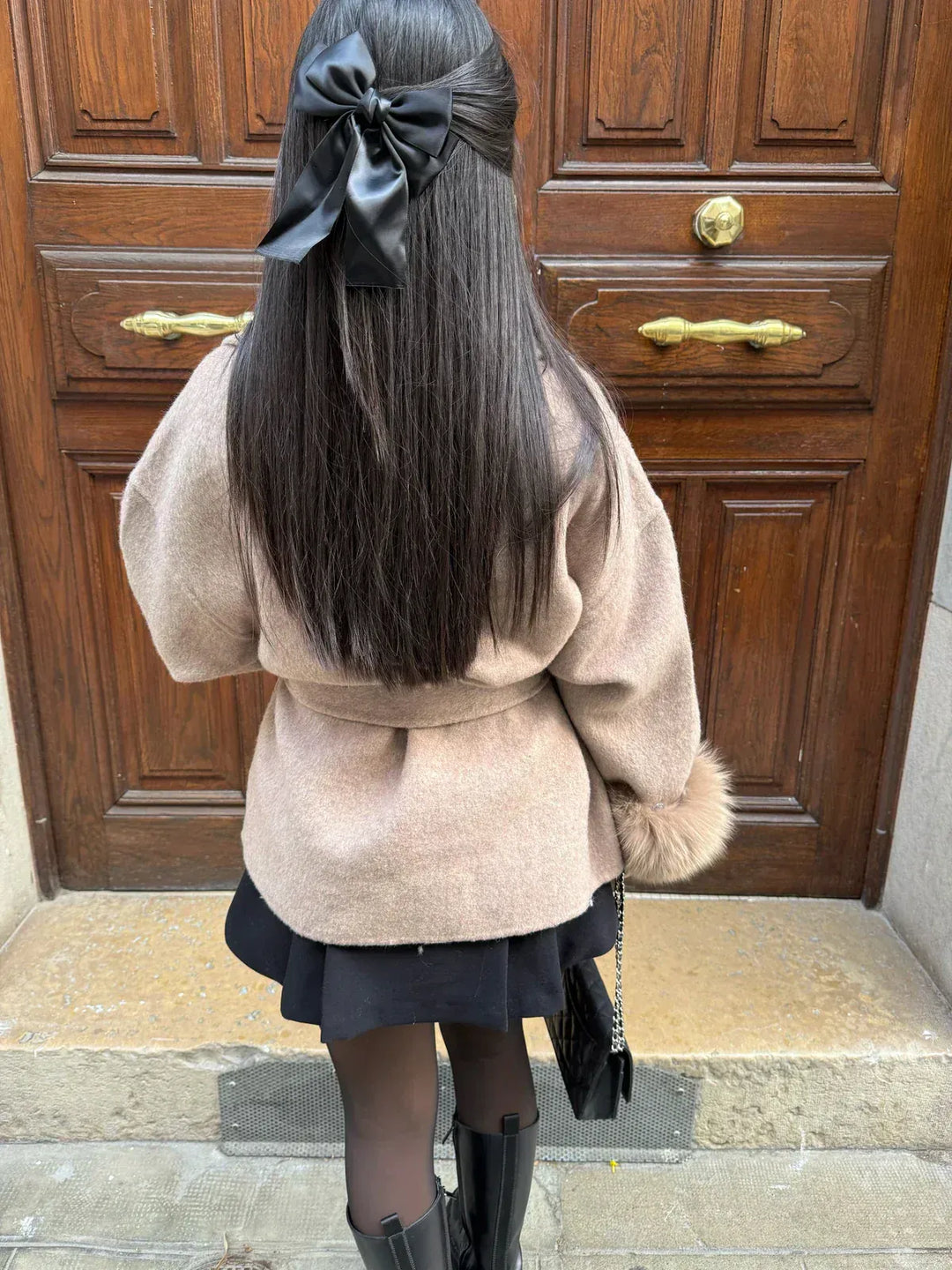 Drune | Wollmantel mit Gürtel und Kunstfellmanschetten Elegante Kurze Wickeljacke