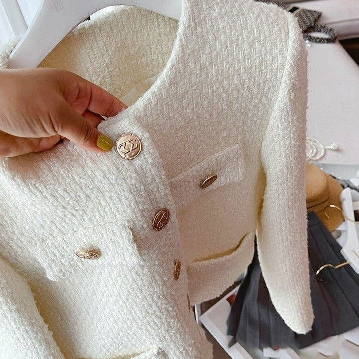 Drune | Kurze Damenjacke aus Bouclestoff mit klassischem Design und Schmuckknöpfen