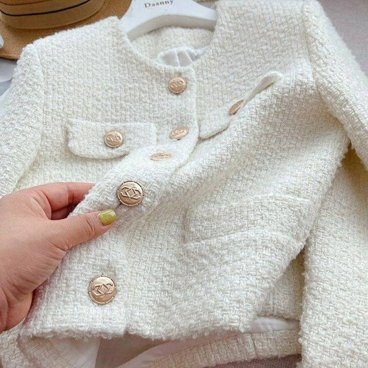 Drune | Kurze Damenjacke aus Bouclestoff mit klassischem Design und Schmuckknöpfen