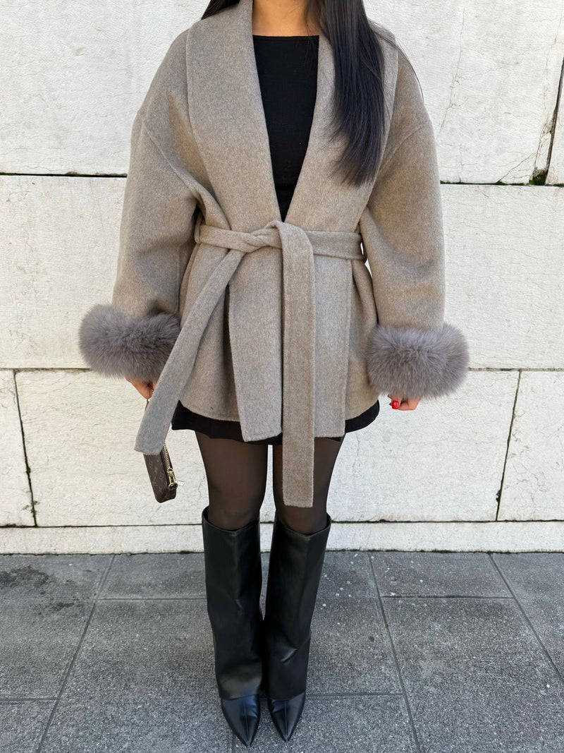 Drune | Wollmantel mit Gürtel und Kunstfellmanschetten Elegante Kurze Wickeljacke