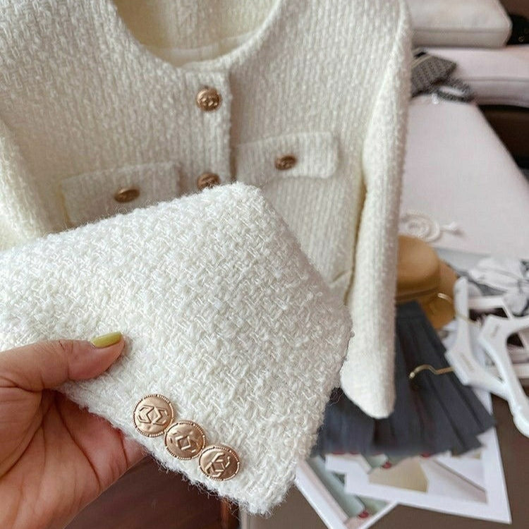 Drune | Kurze Damenjacke aus Bouclestoff mit klassischem Design und Schmuckknöpfen