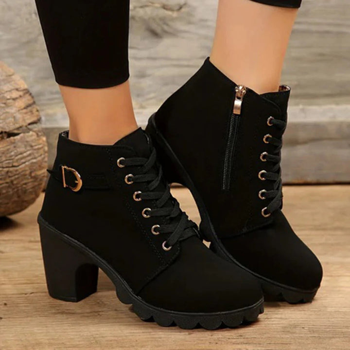 Drune | Stiefeletten Klobiger Absatz und Sohle Schnürung, Reißverschluss und Schnalle