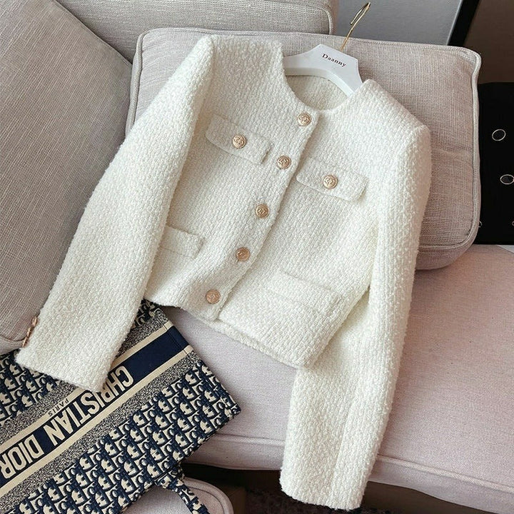 Drune | Kurze Damenjacke aus Bouclestoff mit klassischem Design und Schmuckknöpfen