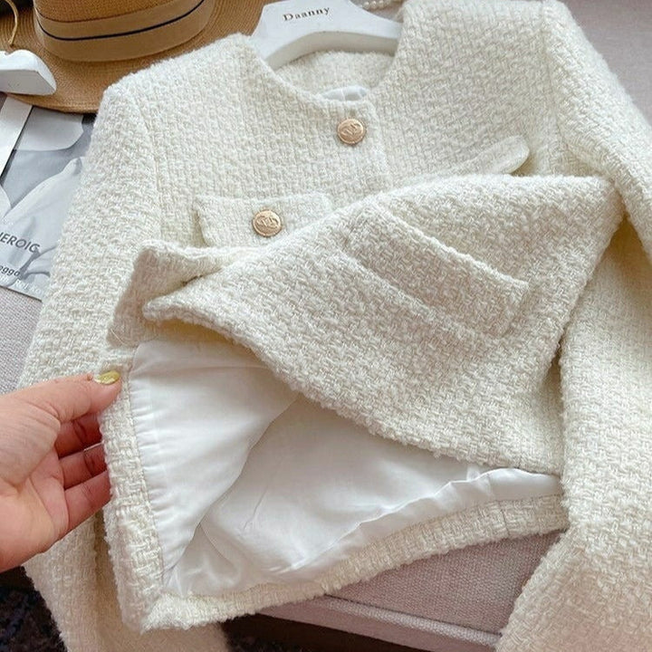 Drune | Kurze Damenjacke aus Bouclestoff mit klassischem Design und Schmuckknöpfen