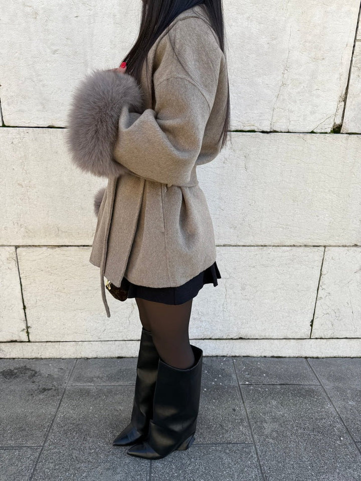 Drune | Wollmantel mit Gürtel und Kunstfellmanschetten Elegante Kurze Wickeljacke