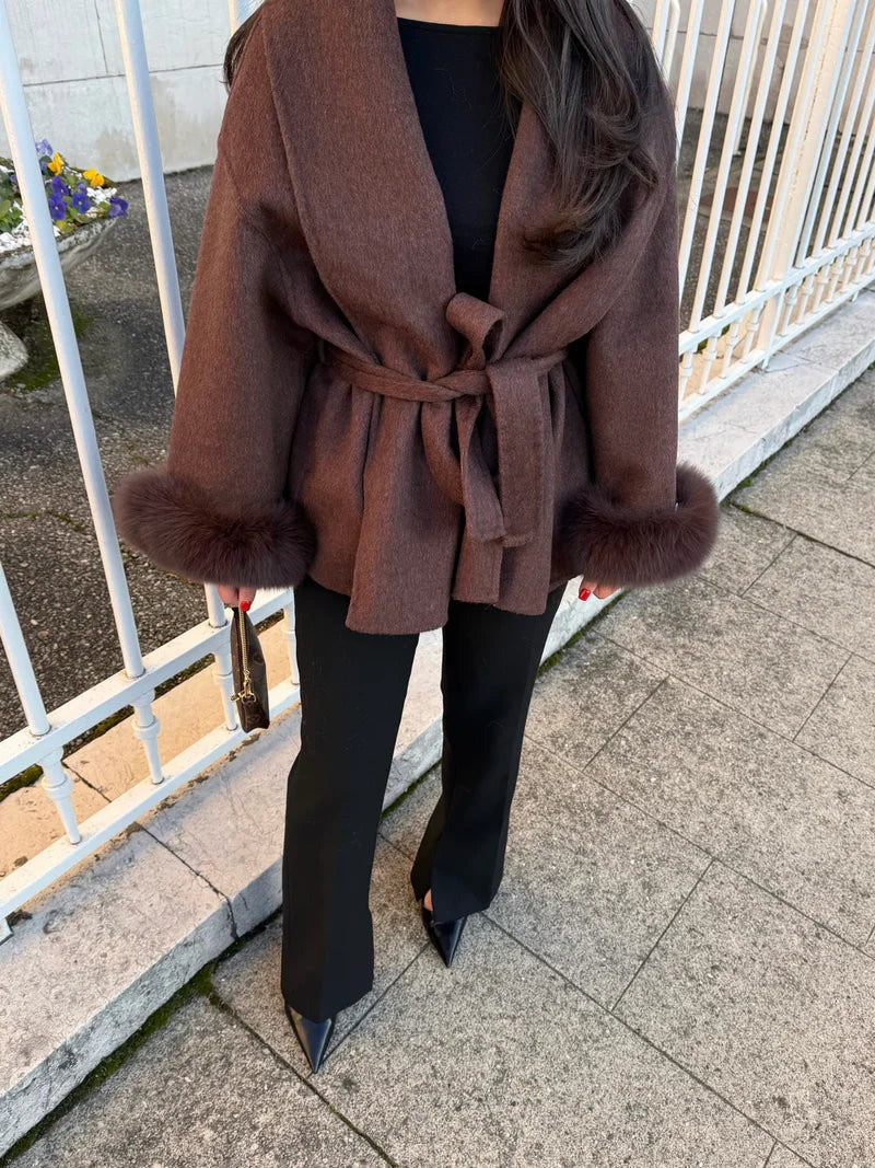 Drune | Wollmantel mit Gürtel und Kunstfellmanschetten Elegante Kurze Wickeljacke