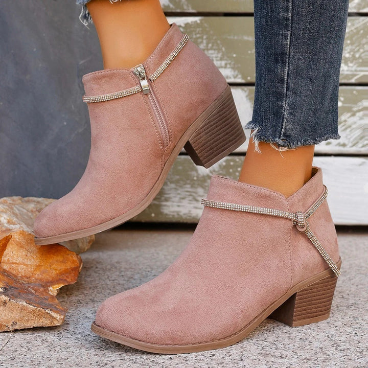 Drune | Stiefeletten Wildleder Touch Dekoratives Ketten Detail Blockabsatz Reißverschlussverschluss