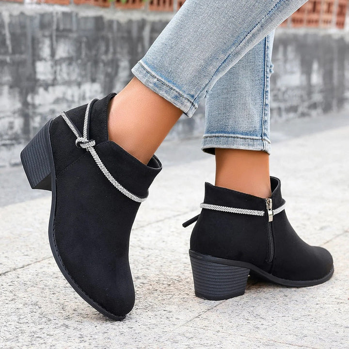 Drune | Stiefeletten Wildleder Touch Dekoratives Ketten Detail Blockabsatz Reißverschlussverschluss