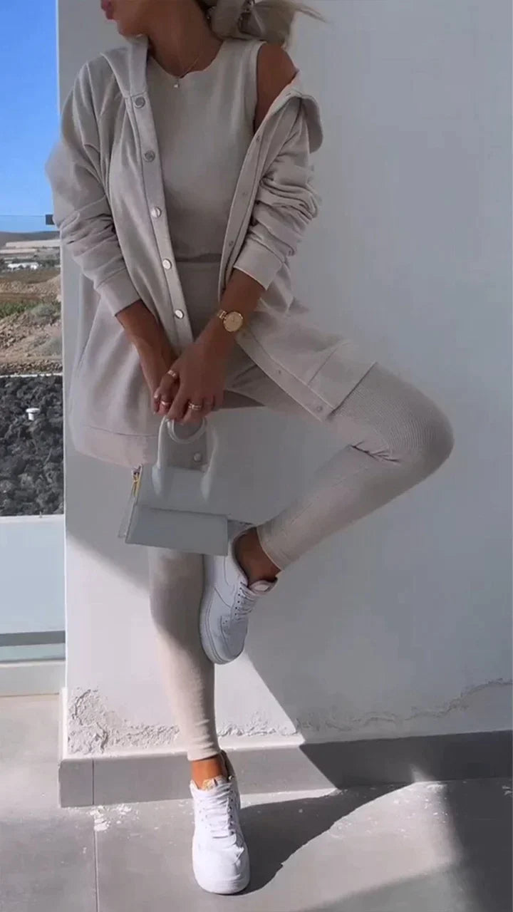 Drune - Dreiteiliges Set bestehend aus einer Strickjacke mit Kapuze, einem Oberteil und einer Hose